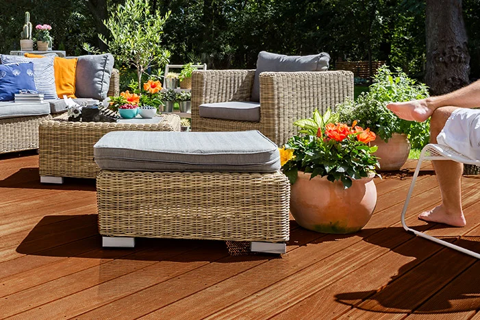 Gemütliche Sitzgruppe auf einer Holzterrasse